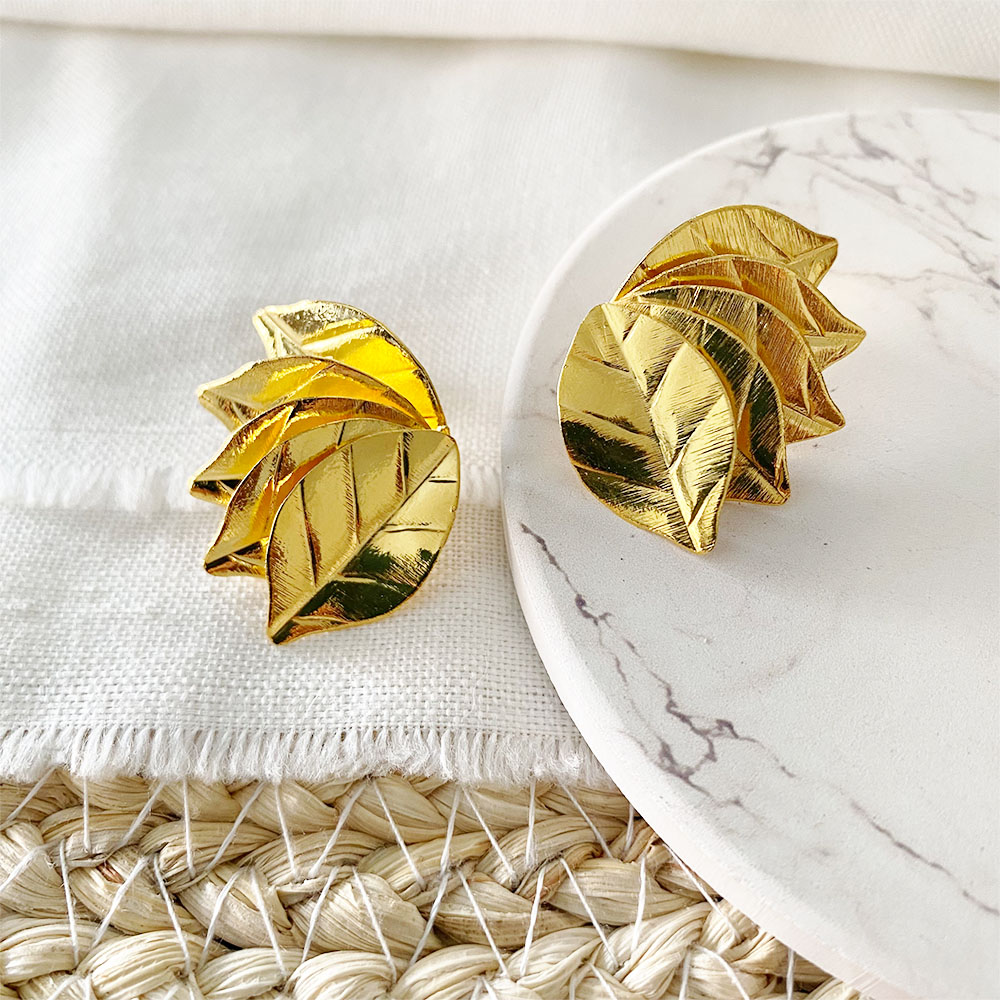 A589 ARETES ABANICO DE HOJAS DORADO 1