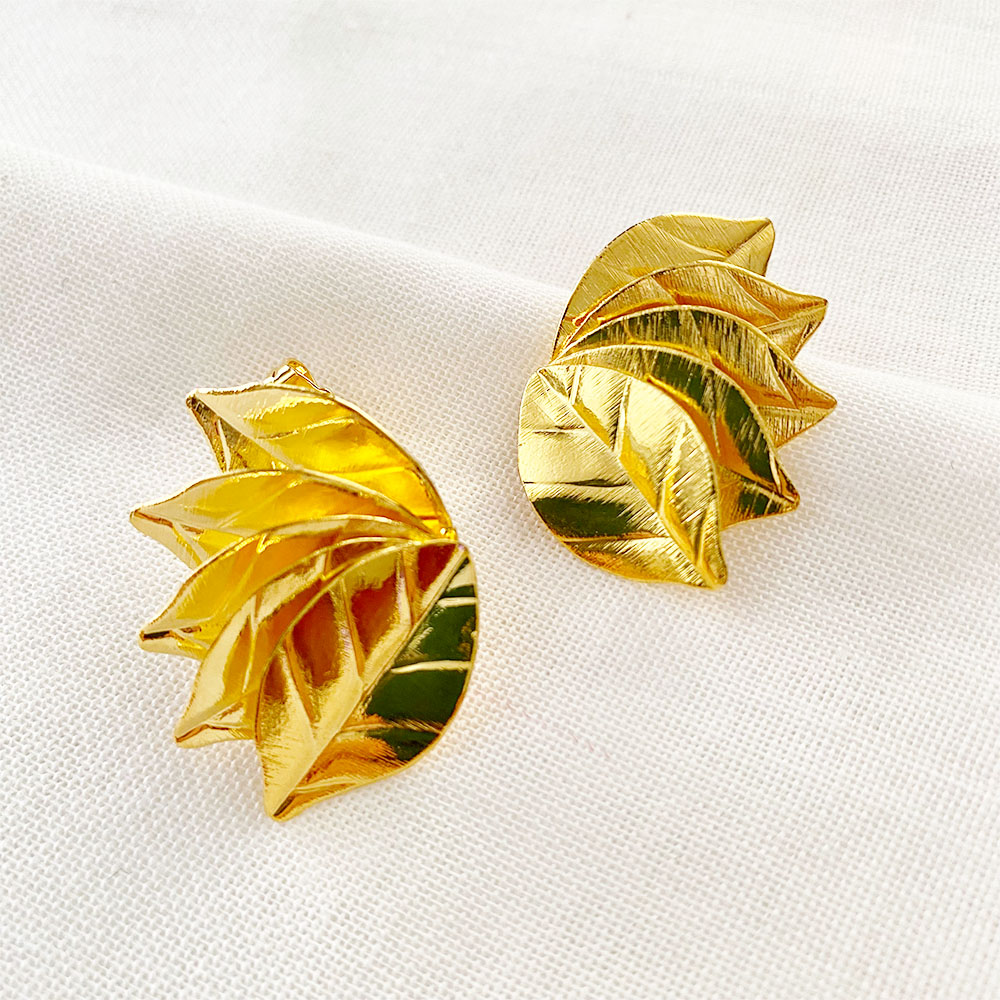 A589 ARETES ABANICO DE HOJAS DORADO