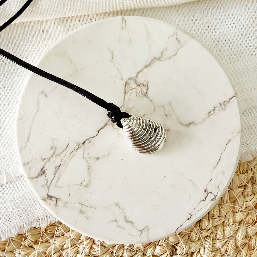 C442 COLLAR CUERO NEGRO + OSTRA 1