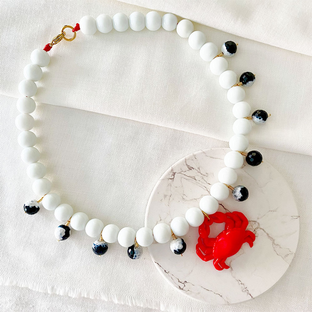 C428 COLLAR EL CANGREJO EN BLANCO